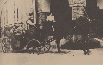 Moura Budberg z pierwszym mężem von Benckendorfem w powozie w ich estońskiej posiadłości, 1912 autorstwa Unbekannt
