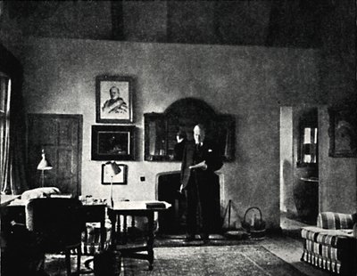 Pan Churchill w swoim gabinecie w Westerham, lata 30., 1945. autorstwa Unbekannt