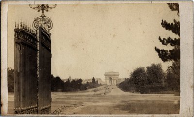 Gmina Paryż (1871): widok na Porte Maillot i Łuk Triumfalny. Fotografia anonimowa. Druk na kartonie Wym. 17x8 cm autorstwa Unbekannt