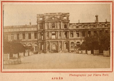 Gmina Paryż (1871): widok Palais des Tuileries w Paryżu po pożarze w maju 1871. Zdjęcie Pierre