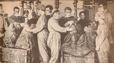 Robotnicy zbrojeniowi noszący maski oddechowe podczas napełniania sprzedaje trinitrotoluen TNT, c1916, 19 autorstwa Unbekannt
