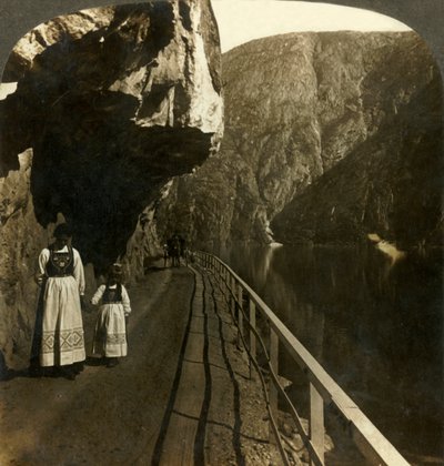 Wąska półka skalna, przy której droga do wodospadu Voring za głębokimi wodami jeziora Oifjords, Norwegia, ok. 1905 r. autorstwa Unbekannt