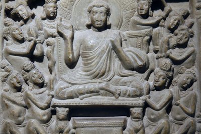 Muzeum Narodowe Indii, Delhi. Fryz Ayaga przedstawiający sceny z życia Buddy i Dżatat. Ikshvaku, III wiek n.e. Nagardżunakonda, Andhra Pradesh. Szarawy wapień. Szczegół. Indie. autorstwa Unbekannt