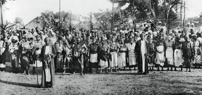 Rdzenni tancerze w Mombasie, 1924-1925, 1937 autorstwa Unbekannt