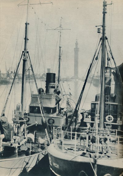 Naval Trawler, HMS Liffy przy statku rybackim Grimsby w Grimsby Docks, 1937 autorstwa Unbekannt