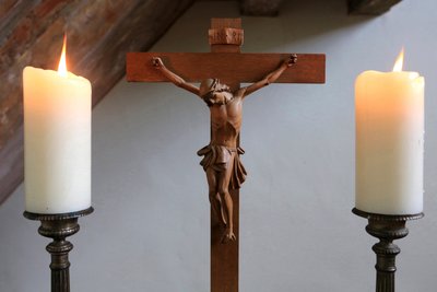 Obersteinbach, Bas-Rhin, Francja, 29.05.2014 - Świece i krucyfiks. Świątynia luterańska. autorstwa Unbekannt