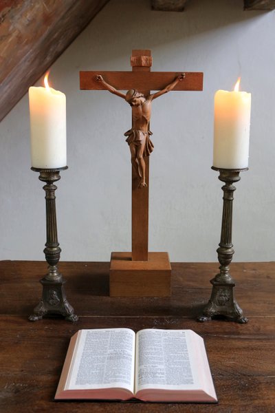 Obersteinbach, Bas-Rhin, Francja, 29.05.2014 - Świece, krucyfiks i Biblia. Świątynia luterańska. autorstwa Unbekannt