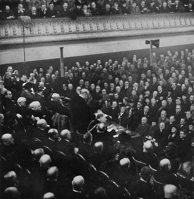 27 stycznia pan Churchill przemawiał do audiencji w Free Trade Hall, Manchester, 1913, 1945 autorstwa Unbekannt