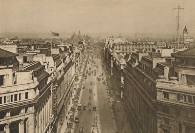 Na dachu Bush House, patrząc z Kingsway w kierunku północnych wzgórz, c1935. autorstwa Unbekannt