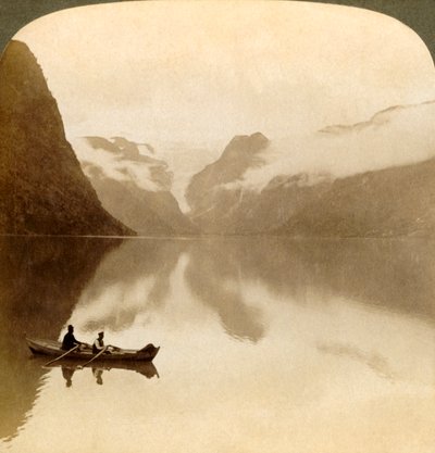 Nad ponurym jeziorem Olden, pomiędzy pokrytymi chmurami górami, do lodowca Maelkevold, Norwegia, 1905. autorstwa Unbekannt