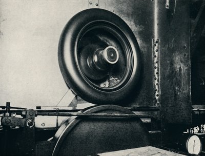 Jedna z opon Sir Malcolma Campbellsa jadąca z prędkością 300 mph, 1937 autorstwa Unbekannt