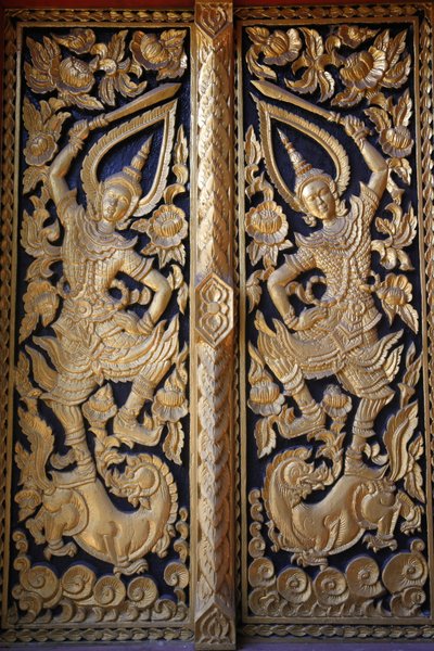 Ozdobne drzwi świątyni w Wat Chedi Luang, Chiang Mai. Tajlandia autorstwa Unbekannt