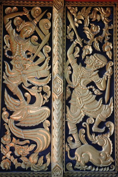 Ozdobne drzwi świątyni w Wat Chedi Luang, Chiang Mai. Tajlandia autorstwa Unbekannt