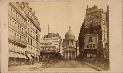 Komuna Paryska (1871): widok na Panteon i rue Soufflot (duże billboardy promują Maison de la rue du Pont Neuf). Fotografia anonimowa. Druk na kartonie Rozmiar 10x6 cm autorstwa Unbekannt