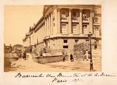 Komuna Paryska (1871): widok na barykadę Place de la Concorde przed Ministerstwem Morskim (Hotel de la Marine lub też Hotel du Garde Meuble) w Paryżu. Fotografia anonimowa. Druk na kartonie Wym. 22x14 cm autorstwa Unbekannt