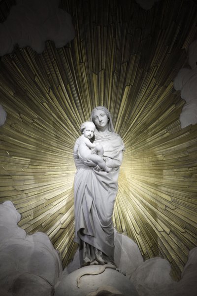 Paryż, Francja Kościół Saint-Francois-Xavier Posąg Matki Boskiej z Dzieciątkiem, Paryż, Francja autorstwa Unbekannt