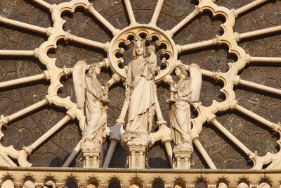 Zachodnie skrzydło paryskiej katedry Notre Dame: Dziewica z Dzieciątkiem i aniołami, Paryż, Francja autorstwa Unbekannt
