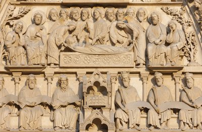 Zachodnie skrzydło paryskiej katedry Notre Dame: Brama Dziewicy: Maryja na łożu śmierci w otoczeniu Jezusa i apostołów, Paryż, Francja autorstwa Unbekannt