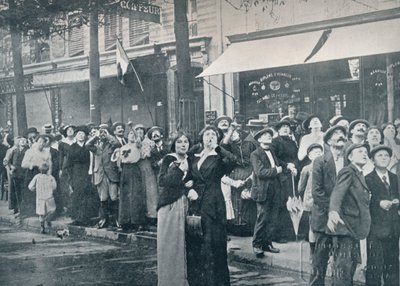 Paryski tłum obserwujący jeden z niemieckich samolotów przelatujących nad miastem, ok. 1914 r. autorstwa Unbekannt