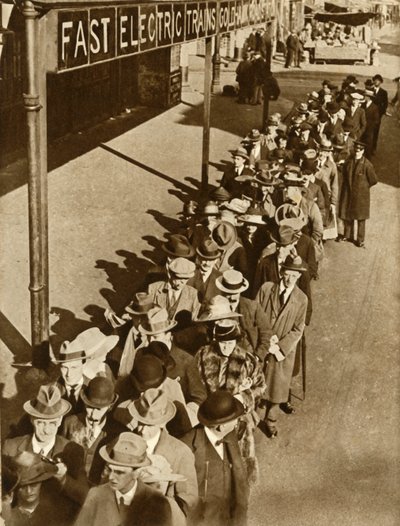 Pasażerowie oczekujący na stacji Goldhawk Road w Londynie podczas strajku kolejowego, 1919, 1935. autorstwa Unbekannt
