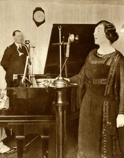 Wykonawcy śpiewający duet w jednym ze studiów 2LO, Savoy Hill, Londyn, 1923, 1935. autorstwa Unbekannt