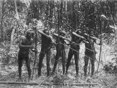 Filipiny: ok. 1890 r. Męscy członkowie plemienia Negrito pokazujący swoje umiejętności łowieckie (zdjęcie czarno-białe) autorstwa Unbekannt