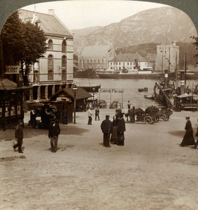 Malownicza stara forteca Bergenhus, z placu w nowoczesnym mieście, Bergen, Norwegia, 1905. autorstwa Unbekannt