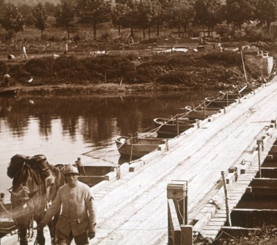 Most pontonowy na rzece Aisne w Venizel, Aisne, Francja, c1914-c1918 autorstwa Unbekannt