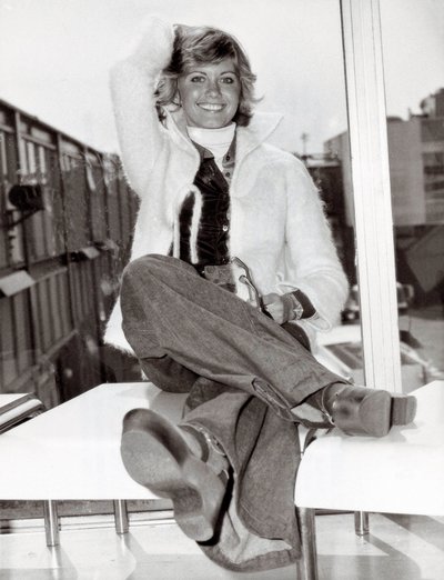 Portret australijskiej piosenkarki i komika Olivii Newton John (ur. 1949), Londyn, 23.05.1975 (zdjęcie czarno-białe) autorstwa Unbekannt