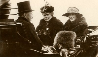 Królowa Maria z księżniczką królewską i wicehrabią Lascelles, 1923. autorstwa Unbekannt