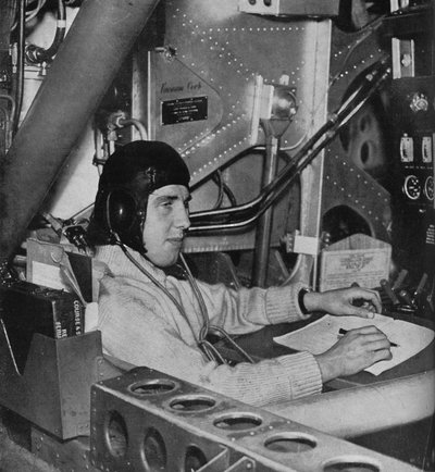 Inżynier pokładowy RAF na pokładzie samolotu, ok. 1940 r. 1943 autorstwa Unbekannt
