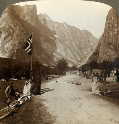 Nierówny zasięg Troldtinder lub Witch Pinnacles z drogi doliny, Horgheim, Norwegia, ok. 1905. autorstwa Unbekannt