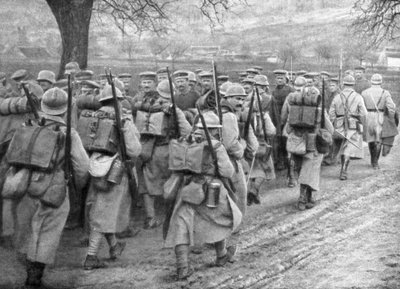 Relief piechota francuska przechodząca obok linii jeńców, Plessis-de-Roye, Pikardia, Francja, 30 marca 1918 autorstwa Unbekannt