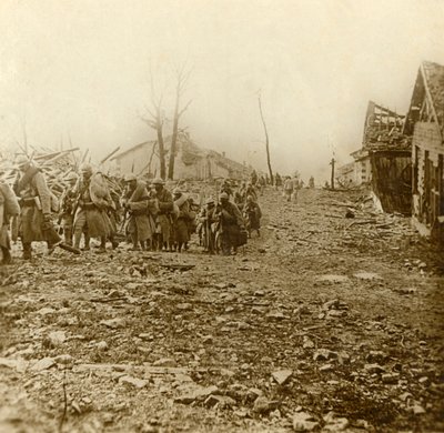 Piechota odsieczowa w ataku na Douaumont, północna Francja, 1916 autorstwa Unbekannt