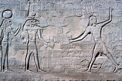 Płaskorzeźba faraona przed Kum i Sekhmet, świątynia Chnuma, okresy ptolemejskie i rzymskie autorstwa Unbekannt