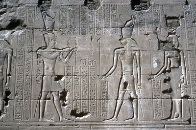 Płaskorzeźba faraona przed Horusem, Świątynia Horusa, Edfu, Egipt, Okres Ptolemeuszów, ok. 251 p.n.e.-c. 246 p.n.e autorstwa Unbekannt