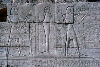 Relief przedstawiający Ramzesa II przed Ptahem, Ramesseum, Świątynia Ramzesa II, Luksor, Egipt, ok. 1250 pne autorstwa Unbekannt