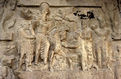 Relief naskalny przedstawiający króla Sassan Szapur I (241-72) cesarza rzymskiego Waleriana (ok. 240-260) i generałów perskich, III wiek (kamień) autorstwa Unbekannt