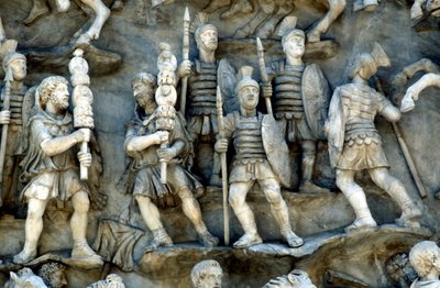 Żołnierze rzymscy biorący udział w decursio, rytualnym okrążeniu stosu pogrzebowego, ok. 180-196 autorstwa Unbekannt