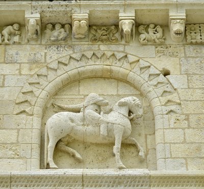 Sztuka romańska: detal fasady przedstawiający Hugues de Surgeres i Geoffroy de Vendome lub cesarza Konstantyna I Wielkiego, którego stopa konia stąpałaby po Herezji i Chrystusa triumfującego nad złem i śmiercią, Notre Dame (Notre-Dame) de Surgeres (17700) autorstwa Unbekannt