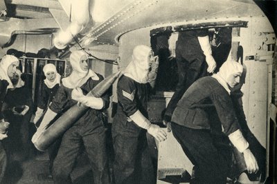 Royal Marines obsługujący amunicję na pokładzie HMS Illustrious, II wojna światowa, c1939-c1943 1944. autorstwa Unbekannt
