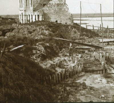 Zrujnowany budynek i okopy wzdłuż wybrzeża, c1914-c1918 autorstwa Unbekannt