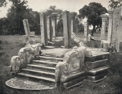 Ruiny sali kolumnowej, przed nią schody z kamieniem księżycowym patrz ilustracja 79, Anuradhapura, 1926 autorstwa Unbekannt