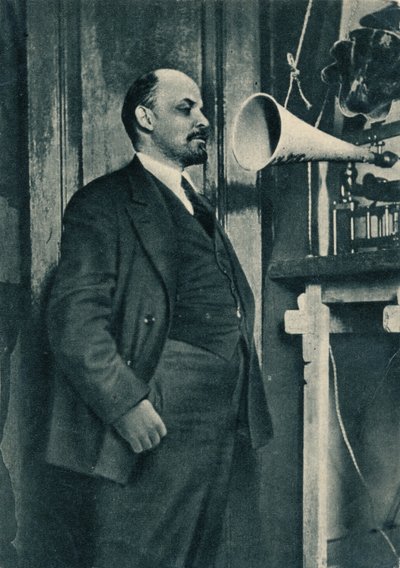 Rosyjski przywódca bolszewików Władimir Lenin podczas nagrania radiowego na Kremlu, Moskwa, Rosja, 1919 autorstwa Unbekannt
