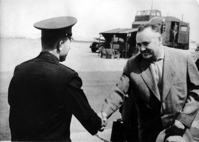Rosyjski kosmonauta Jurij Gagarin i inżynier rakietowy Siergiej Korolow, 1961 autorstwa Unbekannt