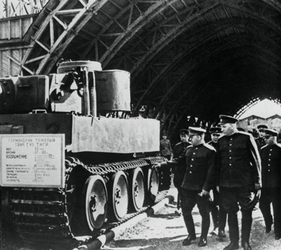 Rosyjscy generałowie kontrolujący ekspozycję zdobytego niemieckiego uzbrojenia, Rosja, 1943 autorstwa Unbekannt