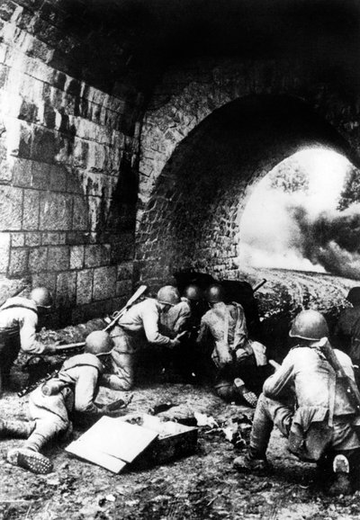 Żołnierze rosyjscy w akcji pod Rygą, Łotwa, 1944 autorstwa Unbekannt