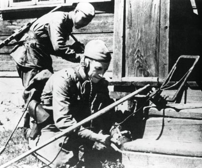 Rosyjscy żołnierze z wykrywaczami min oczyszczają dom z miną-pułapką, front wschodni, 1944 autorstwa Unbekannt