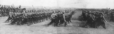 Rosyjskie wojska paradujące podczas wizyty prezydenta Francji Raymonda Poincaresa w Rosji, 22 lipca 1914 r. autorstwa Unbekannt