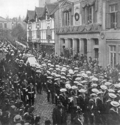 Marynarze ciągnący lawetę niosącą trumnę królowej Wiktorii, Windsor, Berkshire, 1901 autorstwa Unbekannt
